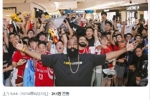 🔥美媒晒哈登和中国球迷合照：哈登T恤上写着&ldquo;我就是体系&rdquo;