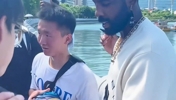 欧文中国行很暖心，主动给球迷们签名！
