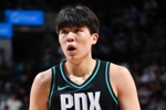 媒体人：杨瀚森上半场挺不错的 尤其是防守动作在学习了